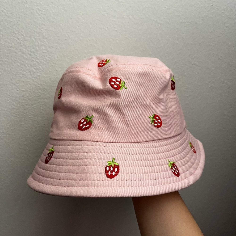 HOT TOPIC STRAWBERRY BUCKET HAT